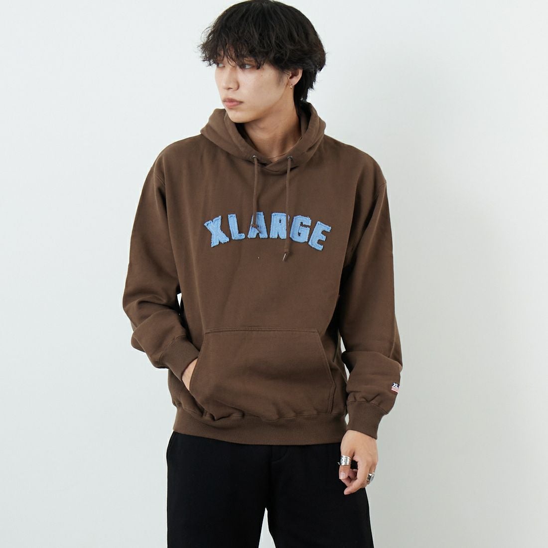 XLARGE [エクストララージ] アーチロゴスウェットフーディ [101253012014] BROWN &&モデル身長：179cm 着用サイズ：M&&