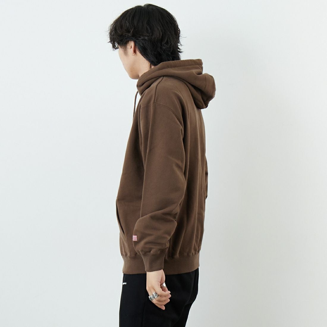 XLARGE [エクストララージ] アーチロゴスウェットフーディ [101253012014] BROWN &&モデル身長：179cm 着用サイズ：M&&