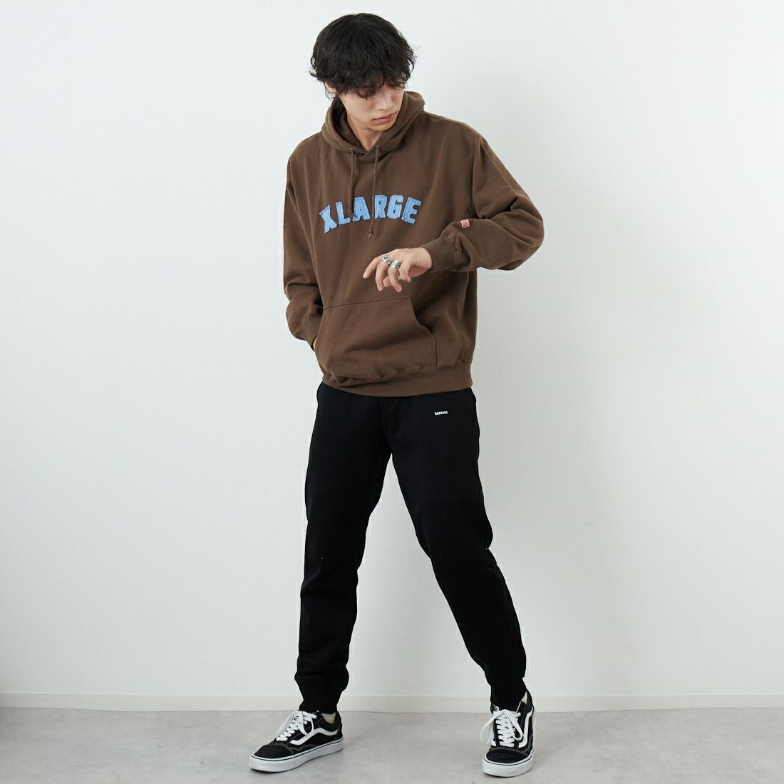 XLARGE [エクストララージ] アーチロゴスウェットフーディ [101253012014] BROWN &&モデル身長：179cm 着用サイズ：M&&