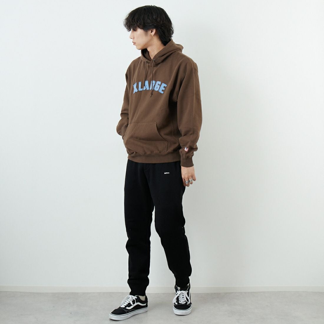 XLARGE [エクストララージ] アーチロゴスウェットフーディ [101253012014] BROWN &&モデル身長：179cm 着用サイズ：M&&