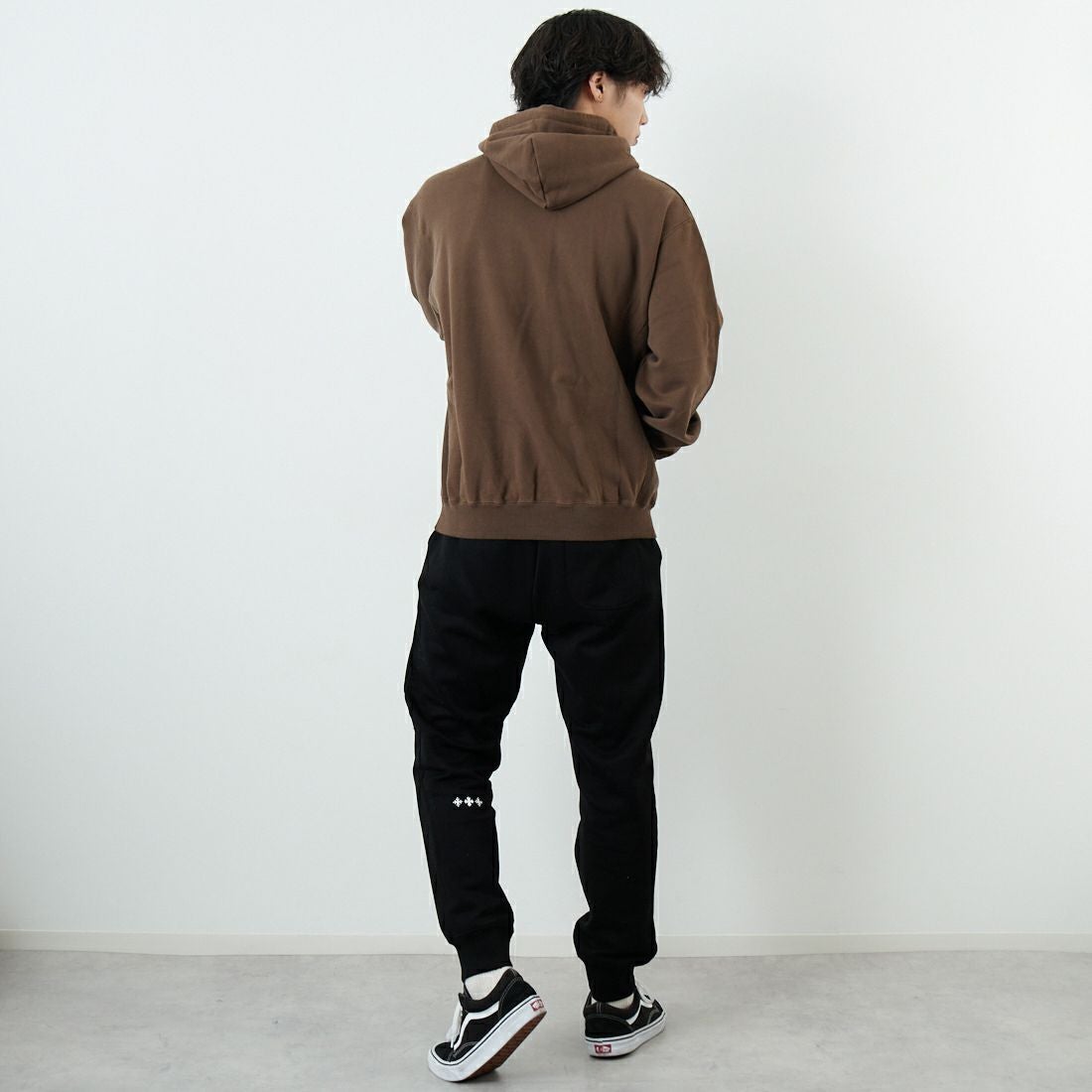 XLARGE [エクストララージ] アーチロゴスウェットフーディ [101253012014] BROWN &&モデル身長：179cm 着用サイズ：M&&