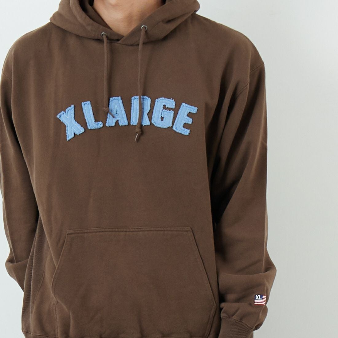 XLARGE [エクストララージ] アーチロゴスウェットフーディ [101253012014] BROWN &&モデル身長：179cm 着用サイズ：M&&