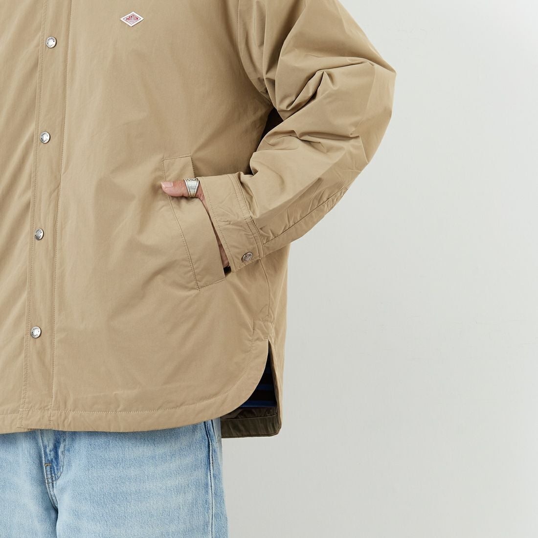DANTON [ダントン] ピーチタフタ 中綿コーチジャケット [DT-A0716PNT] BEIGE &&モデル身長：179cm 着用サイズ：42&&