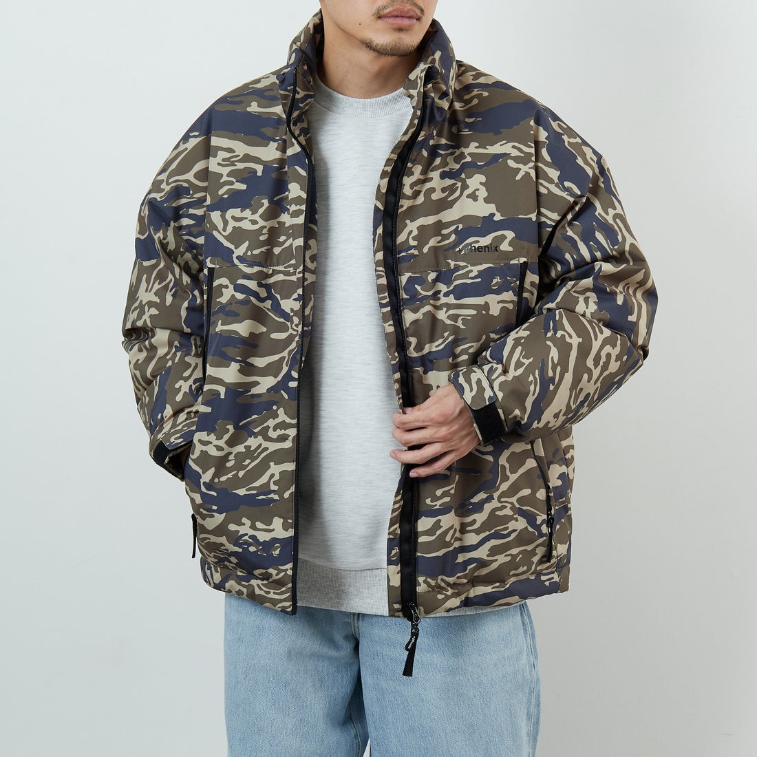 +phenix [プラスフェニックス] 別注 LEVEL7 ダウンジャケット [POO-25080IN-JF] CAMO &&モデル身長：168cm 着用サイズ：M&&