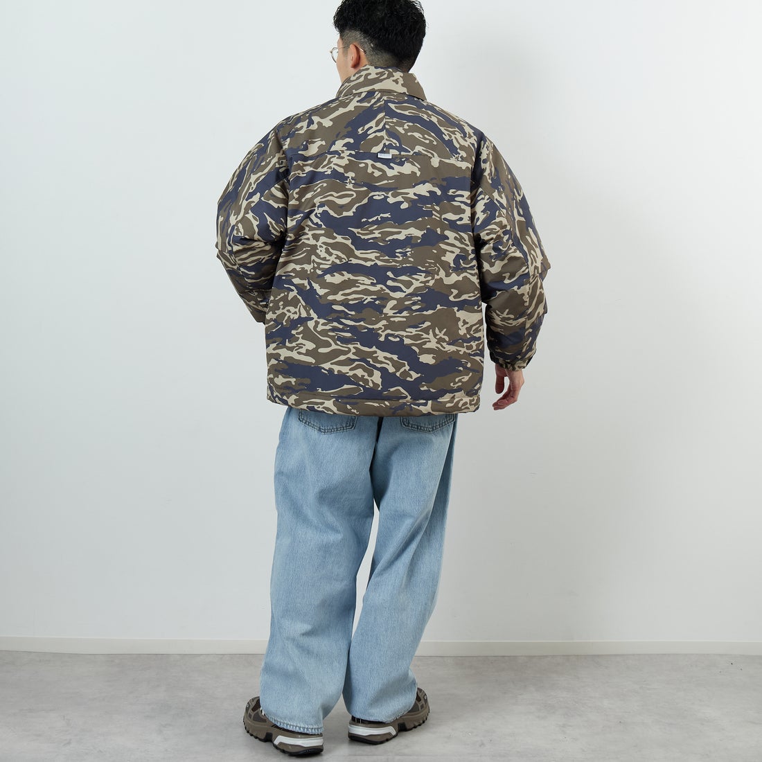 +phenix [プラスフェニックス] 別注 LEVEL7 ダウンジャケット [POO-25080IN-JF] CAMO &&モデル身長：168cm 着用サイズ：M&&