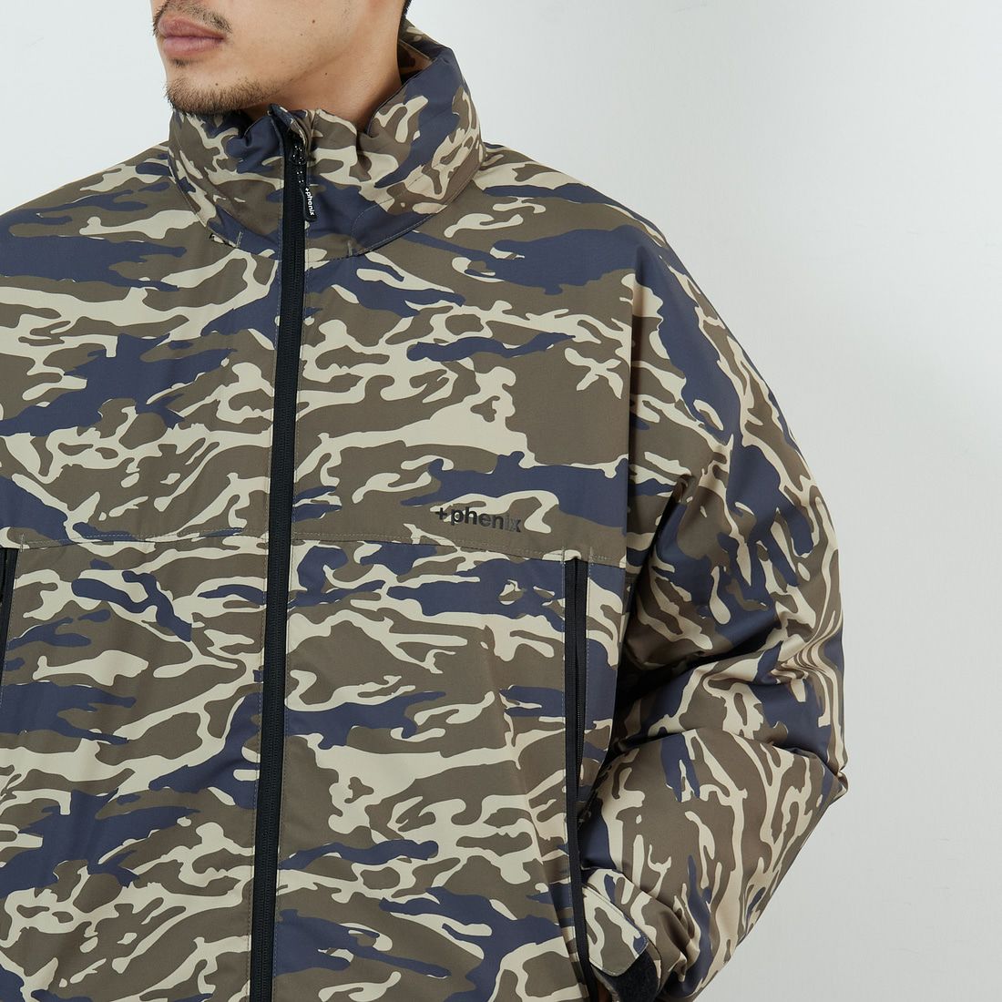 +phenix [プラスフェニックス] 別注 LEVEL7 ダウンジャケット [POO-25080IN-JF] CAMO &&モデル身長：168cm 着用サイズ：M&&