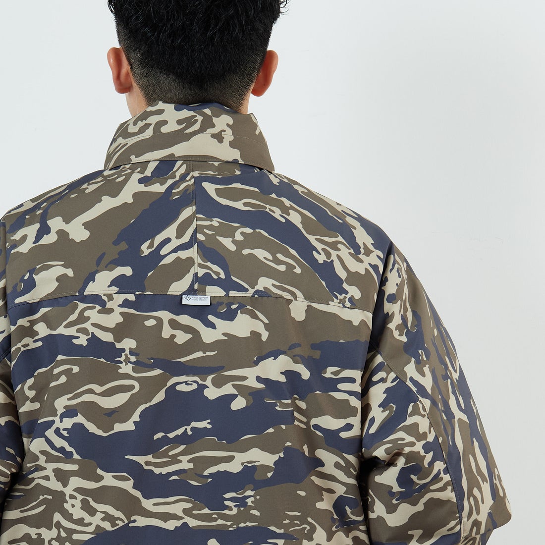 +phenix [プラスフェニックス] 別注 LEVEL7 ダウンジャケット [POO-25080IN-JF] CAMO &&モデル身長：168cm 着用サイズ：M&&