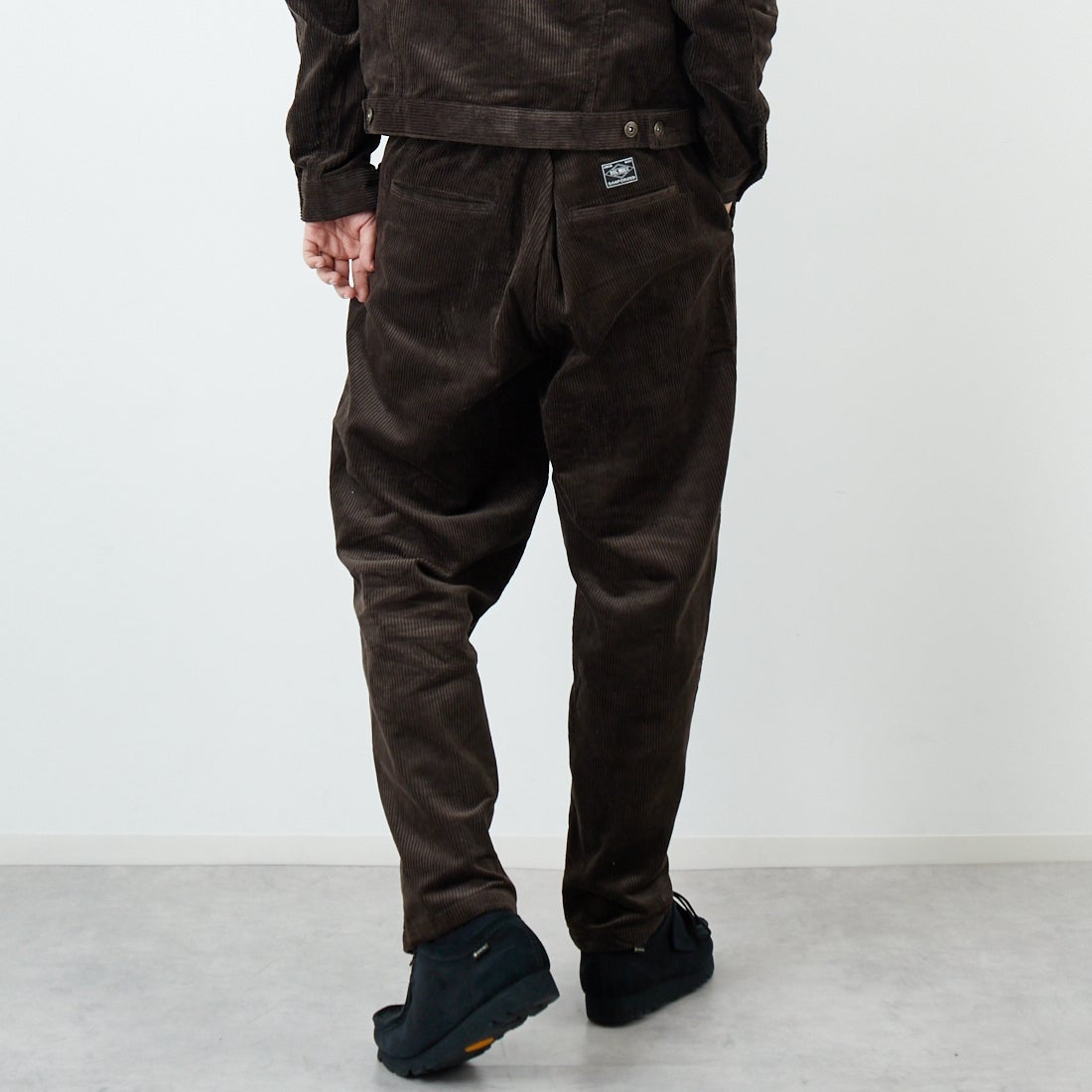 BIG MIKE [ビッグマイク] 別注 コーデュロイイージーパンツ [30804-JF] CHARCOAL &&モデル身長：179cm 着用サイズ：L&&