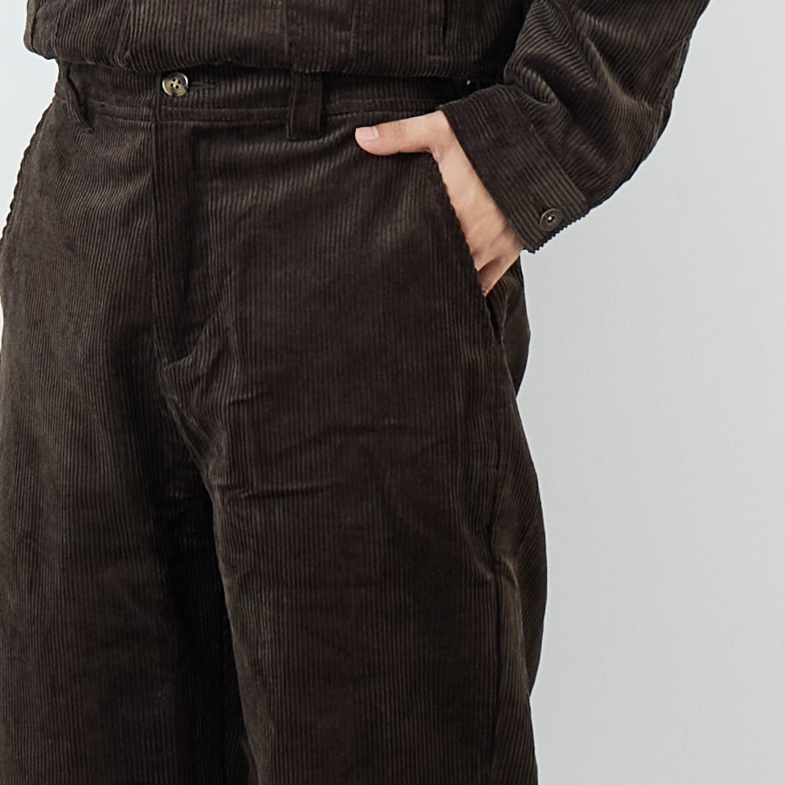 BIG MIKE [ビッグマイク] 別注 コーデュロイイージーパンツ [30804-JF] CHARCOAL &&モデル身長：179cm 着用サイズ：L&&