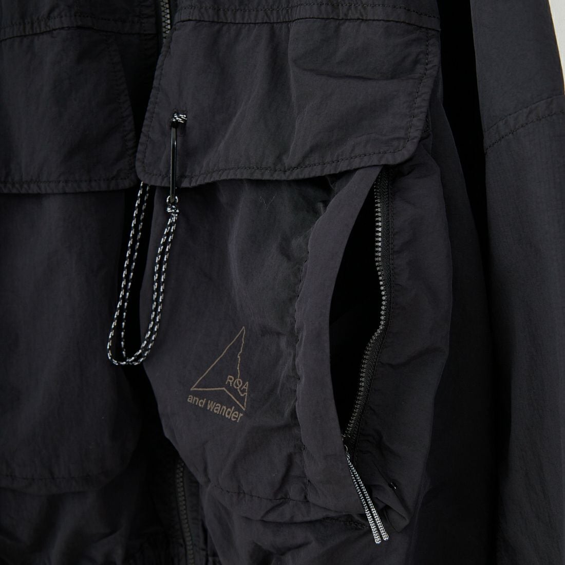 and wander [アンドワンダー] ROA×and wander ガーメントダイ ナイロンフーデッドジャケット [5745221536] BLACK