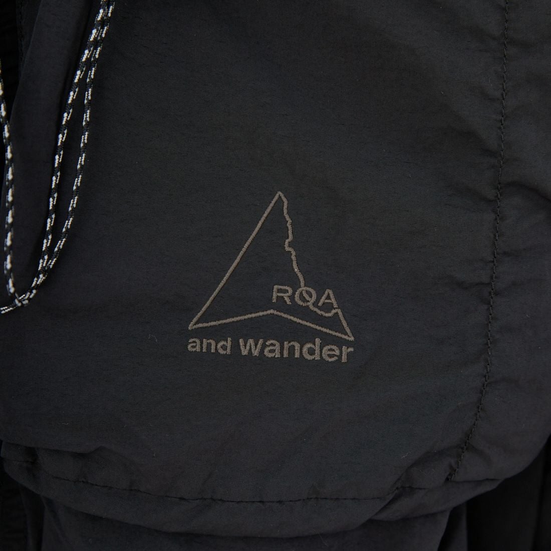 and wander [アンドワンダー] ROA×and wander ガーメントダイ ナイロンフーデッドジャケット [5745221536] BLACK