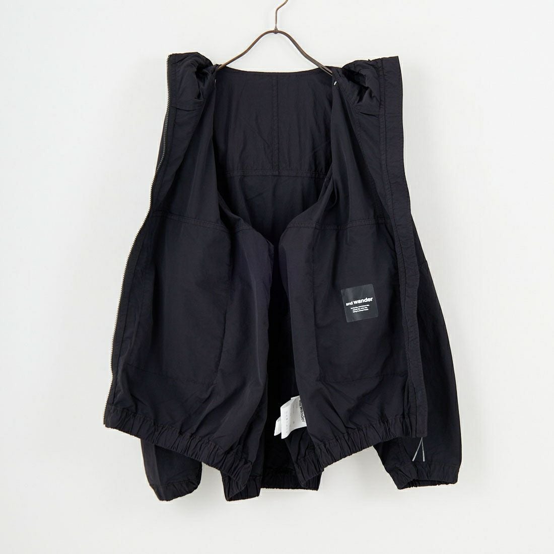 and wander [アンドワンダー] ROA×and wander ガーメントダイ ナイロンフーデッドジャケット [5745221536] BLACK