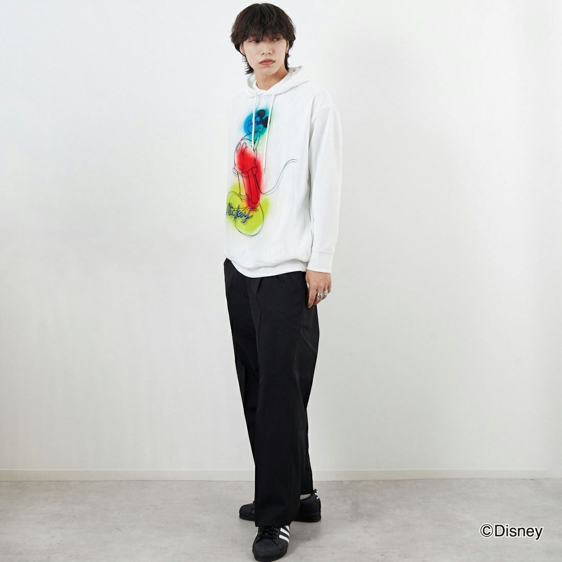 MAXSIX [マックスシックス] Disneyシリーズ SPRAY ART / MICKEY / フーディ [TR-069] WHITE &&モデル身長：179cm 着用サイズ：M&&