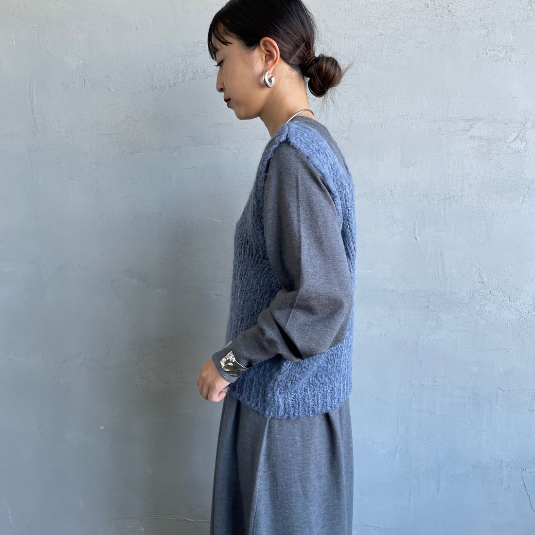 TRICOTS JEAN MARC [トリコット ジーン マルク] ニットベスト [SEVULLE] 206 DENIM &&モデル身長：150cm 着用サイズ：F&&