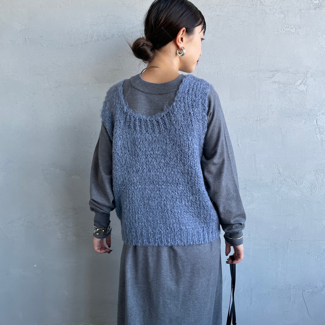 TRICOTS JEAN MARC [トリコット ジーン マルク] ニットベスト [SEVULLE] 206 DENIM &&モデル身長：150cm 着用サイズ：F&&