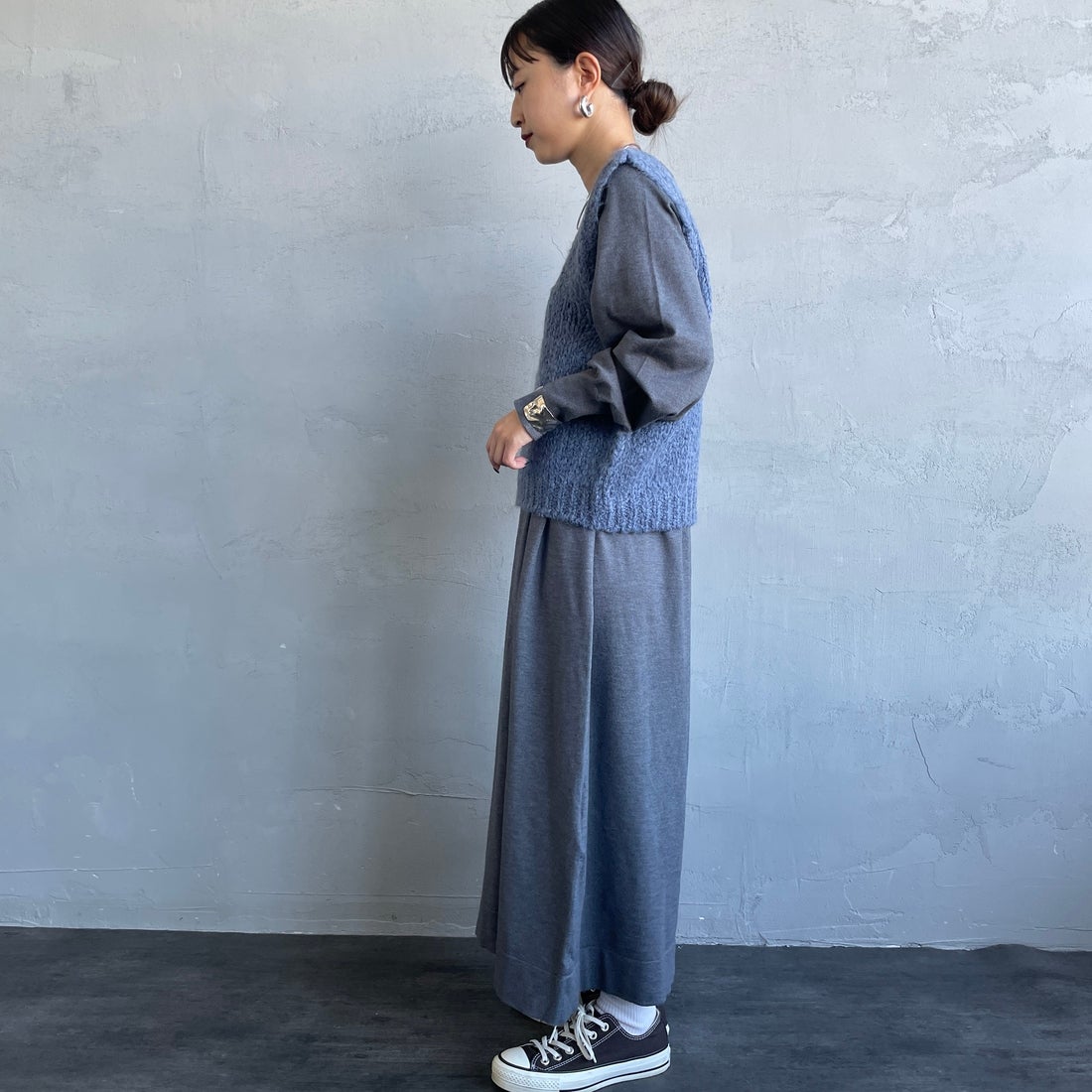 TRICOTS JEAN MARC [トリコット ジーン マルク] ニットベスト [SEVULLE] 206 DENIM &&モデル身長：150cm 着用サイズ：F&&