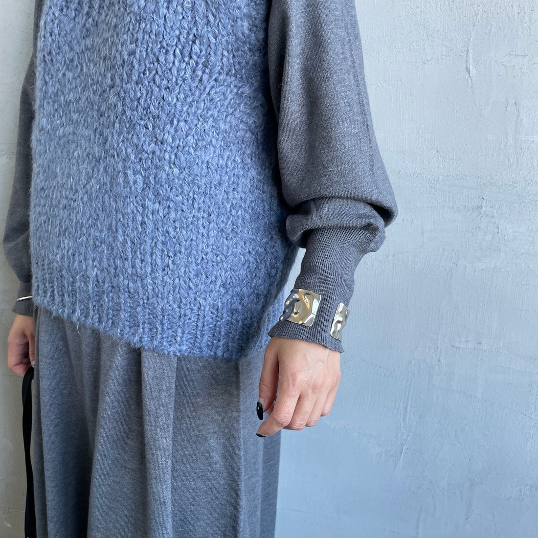 TRICOTS JEAN MARC [トリコット ジーン マルク] ニットベスト [SEVULLE] 206 DENIM &&モデル身長：150cm 着用サイズ：F&&