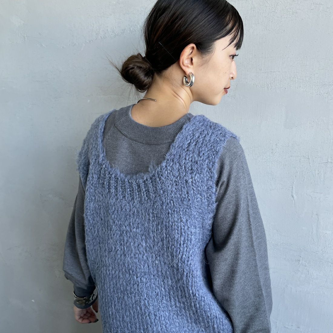 TRICOTS JEAN MARC [トリコット ジーン マルク] ニットベスト [SEVULLE] 206 DENIM &&モデル身長：150cm 着用サイズ：F&&