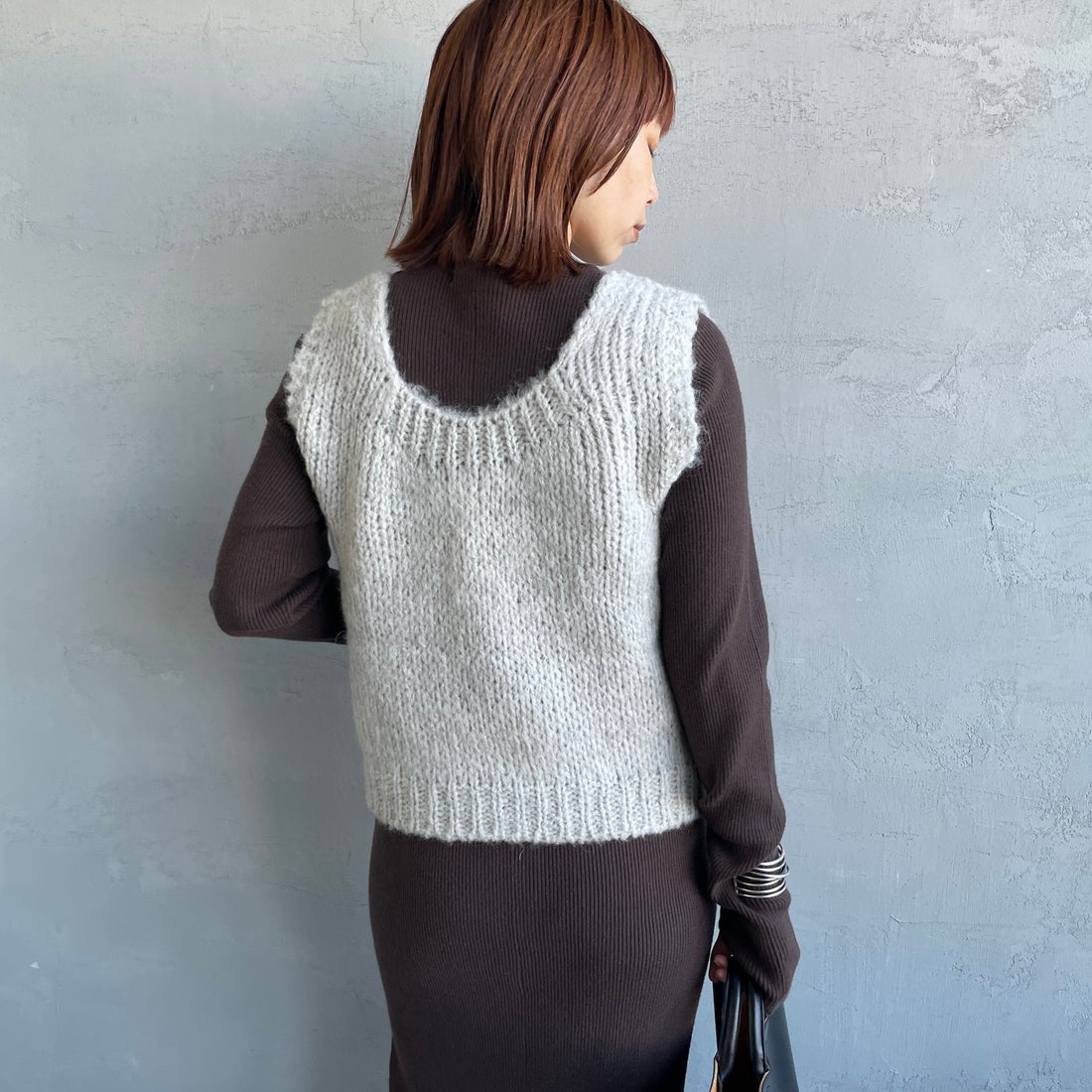 TRICOTS JEAN MARC [トリコット ジーン マルク] ニットベスト [SEVULLE] 225 ECRU C &&モデル身長：158cm 着用サイズ：F&&