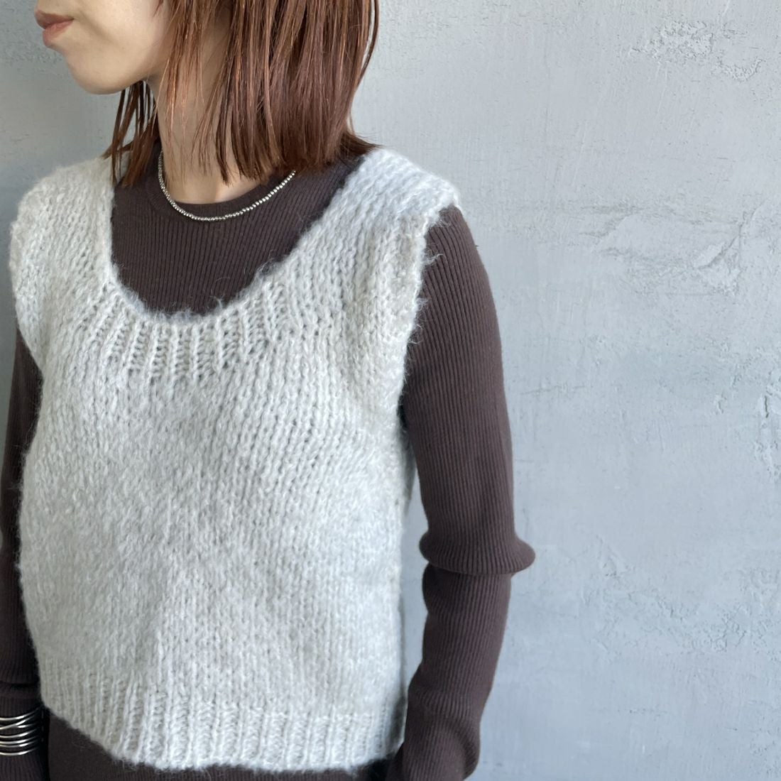 TRICOTS JEAN MARC [トリコット ジーン マルク] ニットベスト [SEVULLE] 225 ECRU C &&モデル身長：158cm 着用サイズ：F&&