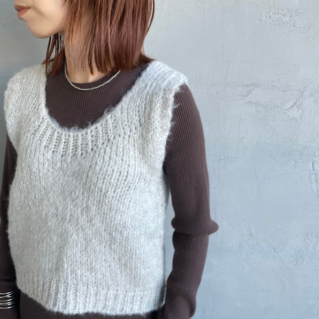 TRICOTS JEAN MARC [トリコット ジーン マルク] ニットベスト [SEVULLE] 225 ECRU C &&モデル身長：158cm 着用サイズ：F&&