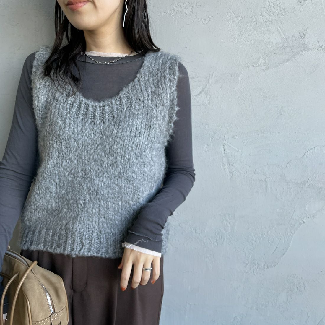 TRICOTS JEAN MARC [トリコット ジーン マルク] ニットベスト [SEVULLE] 202 GREY &&モデル身長：160cm 着用サイズ：F&&