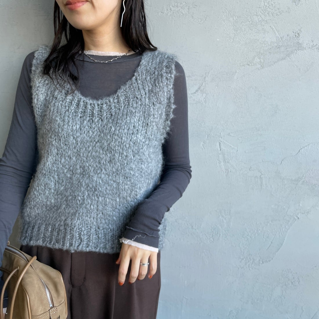 TRICOTS JEAN MARC [トリコット ジーン マルク] ニットベスト [SEVULLE] 202 GREY &&モデル身長：160cm 着用サイズ：F&&