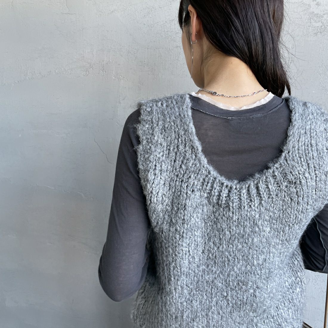 TRICOTS JEAN MARC [トリコット ジーン マルク] ニットベスト [SEVULLE] 202 GREY &&モデル身長：160cm 着用サイズ：F&&