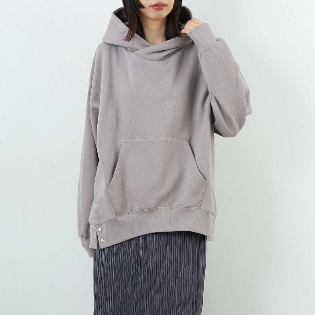 Kelen [ケレン] サイドドット釦フーディ LIG [LKL25FCS2005] GRAY &&モデル身長：162cm 着用サイズ：M&&