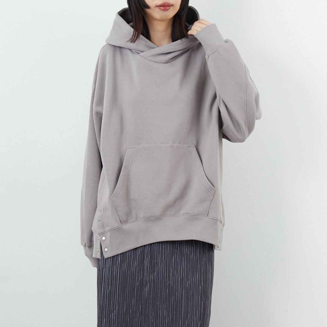 Kelen [ケレン] サイドドット釦フーディ LIG [LKL25FCS2005] GRAY &&モデル身長：162cm 着用サイズ：M&&