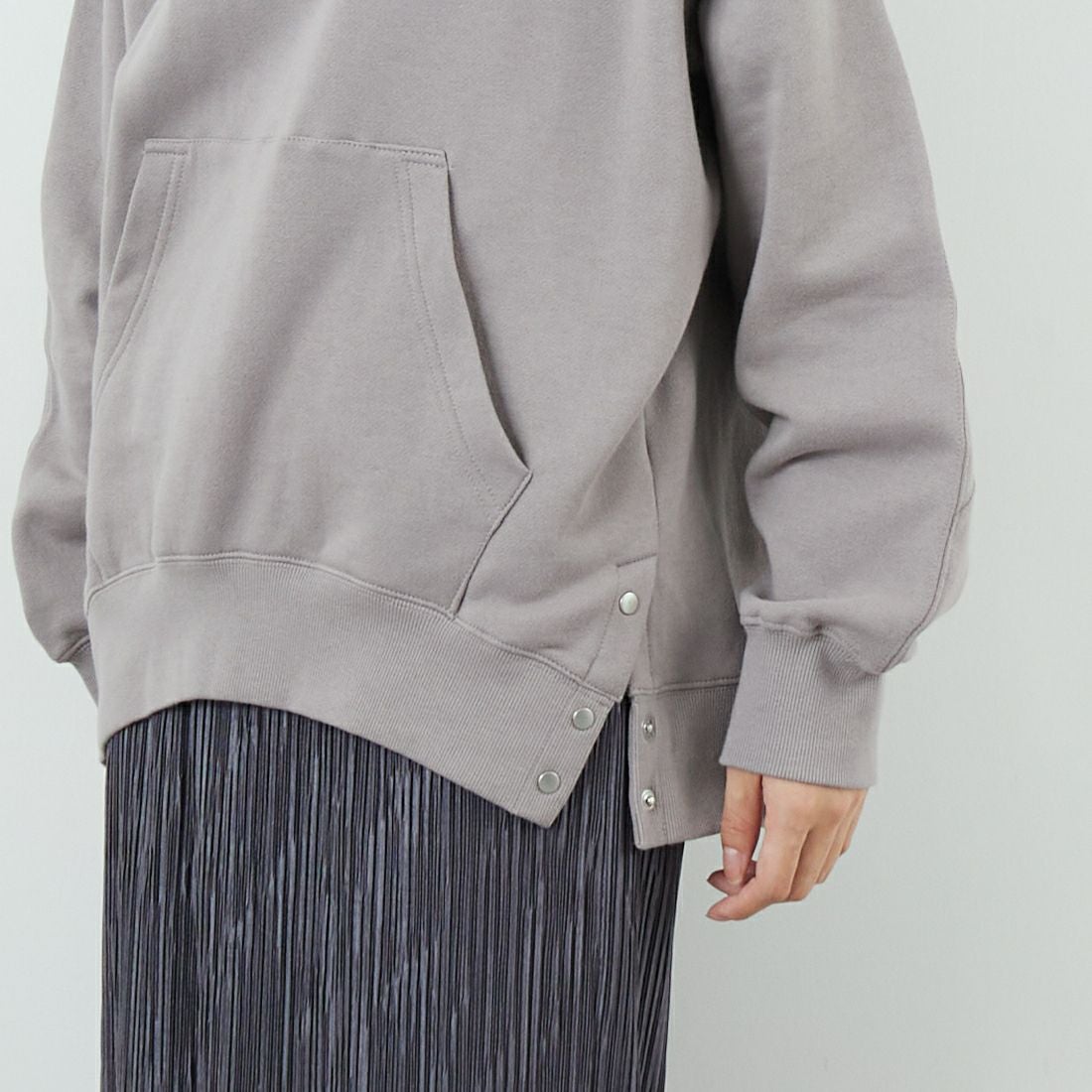 Kelen [ケレン] サイドドット釦フーディ LIG [LKL25FCS2005] GRAY &&モデル身長：162cm 着用サイズ：M&&