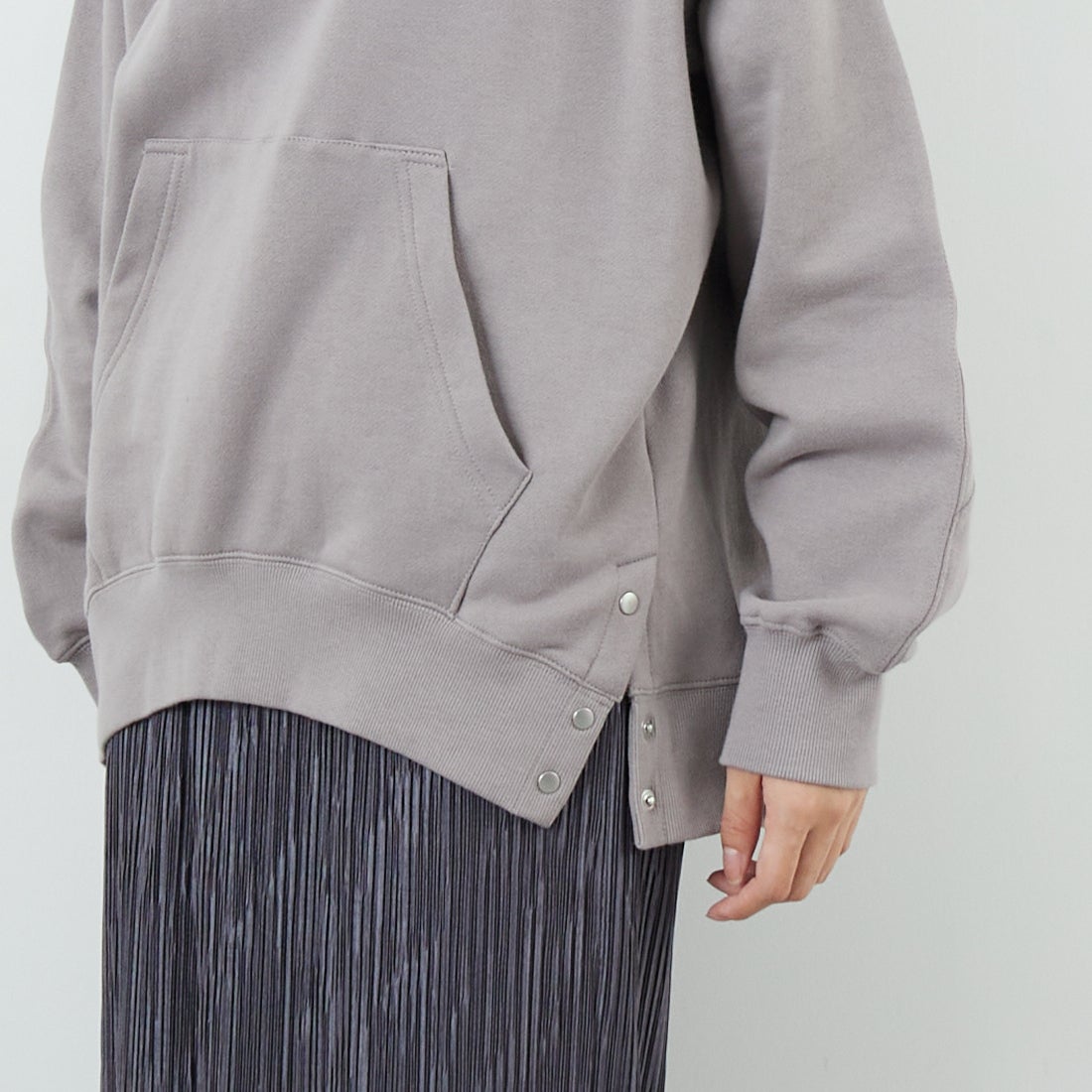 Kelen [ケレン] サイドドット釦フーディ LIG [LKL25FCS2005] GRAY &&モデル身長：162cm 着用サイズ：M&&