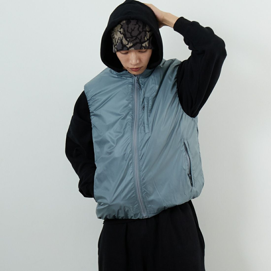 SEDAN ALL-PURPOSE [セダン オールパーパス] パッカブルパフベスト [SD25F-JK01] GREY &&モデル身長：179cm 着用サイズ：M&&