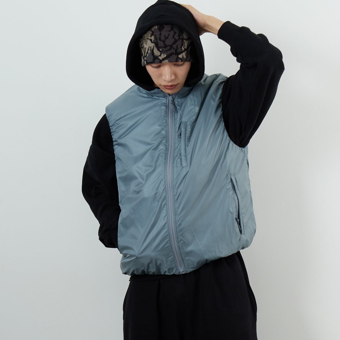 SEDAN ALL-PURPOSE [セダン オールパーパス] パッカブルパフベスト [SD25F-JK01] GREY &&モデル身長：179cm 着用サイズ：M&&