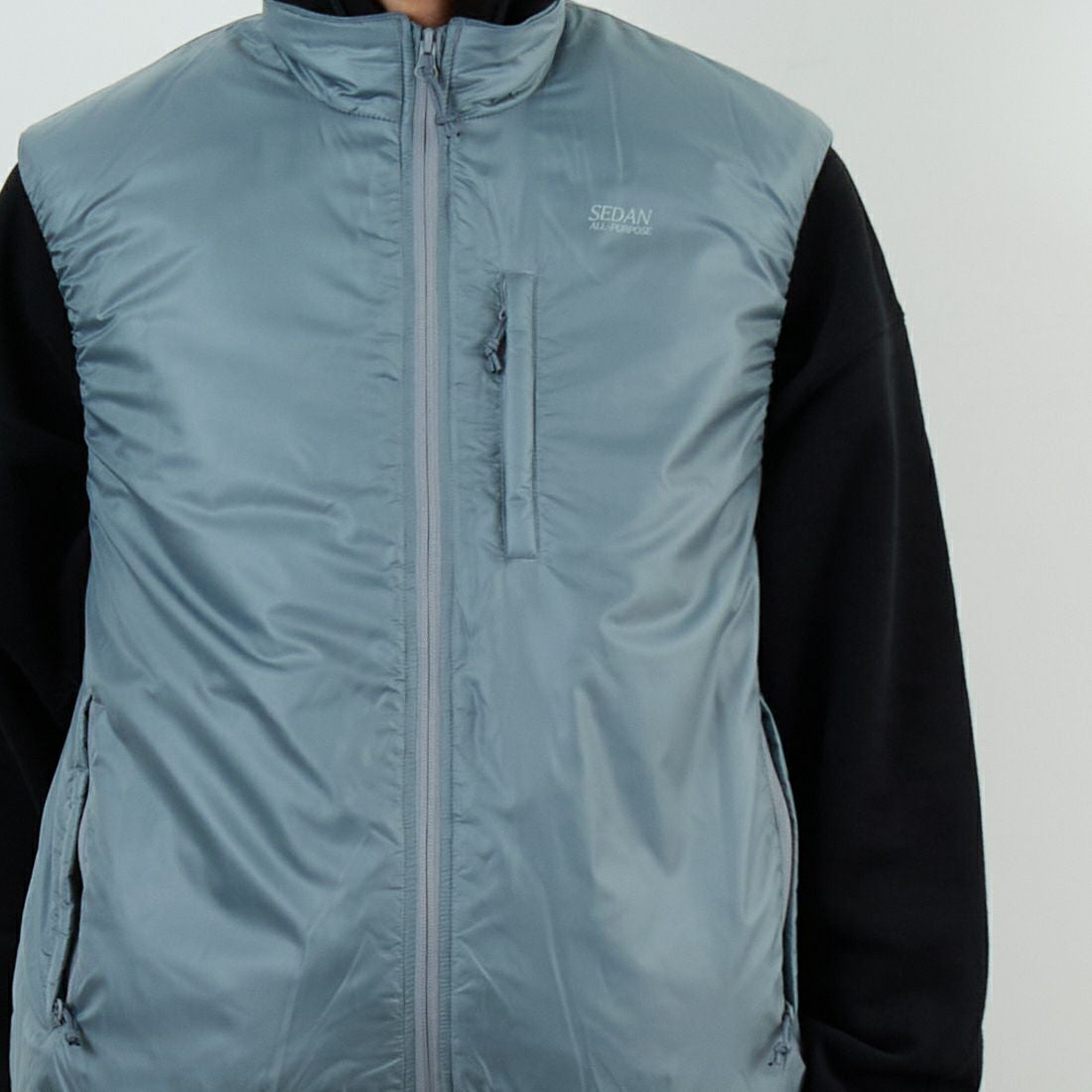 SEDAN ALL-PURPOSE [セダン オールパーパス] パッカブルパフベスト [SD25F-JK01] GREY &&モデル身長：179cm 着用サイズ：M&&