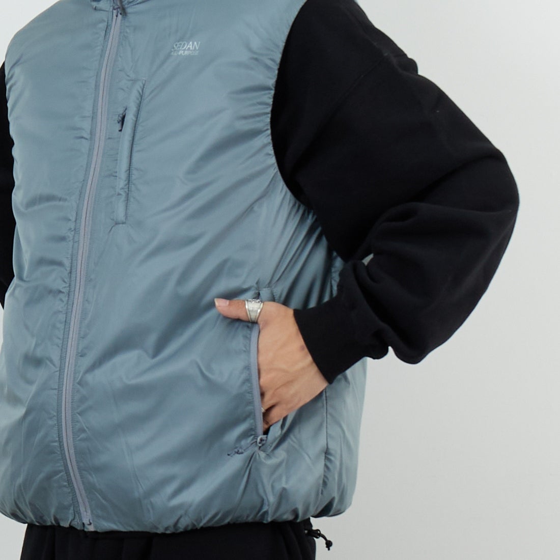 SEDAN ALL-PURPOSE [セダン オールパーパス] パッカブルパフベスト [SD25F-JK01] GREY &&モデル身長：179cm 着用サイズ：M&&