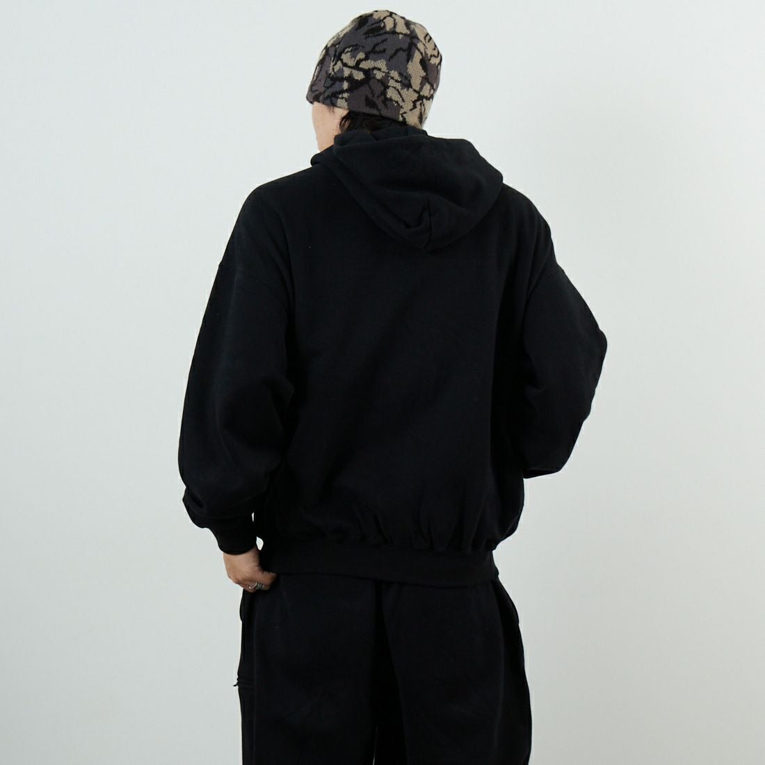 SEDAN ALL-PURPOSE [セダン オールパーパス] OGロゴフルジップフーディ [SD25F-CT06]BLACK &&モデル身長：179cm 着用サイズ：M&&