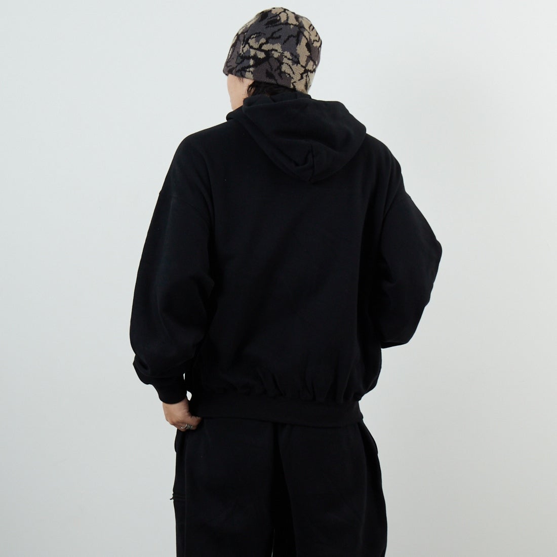 SEDAN ALL-PURPOSE [セダン オールパーパス] OGロゴフルジップフーディ [SD25F-CT06]BLACK &&モデル身長：179cm 着用サイズ：M&&