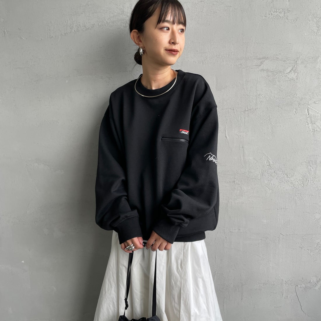 JEANSFACTORY × NANGA [ジーンズファクトリー × ナンガ] 別注 ワンポイントロゴ刺繍 ジップポケットスウェット [NW2503-JF] BLACK &&モデル身長：150cm 着用サイズ：S&&