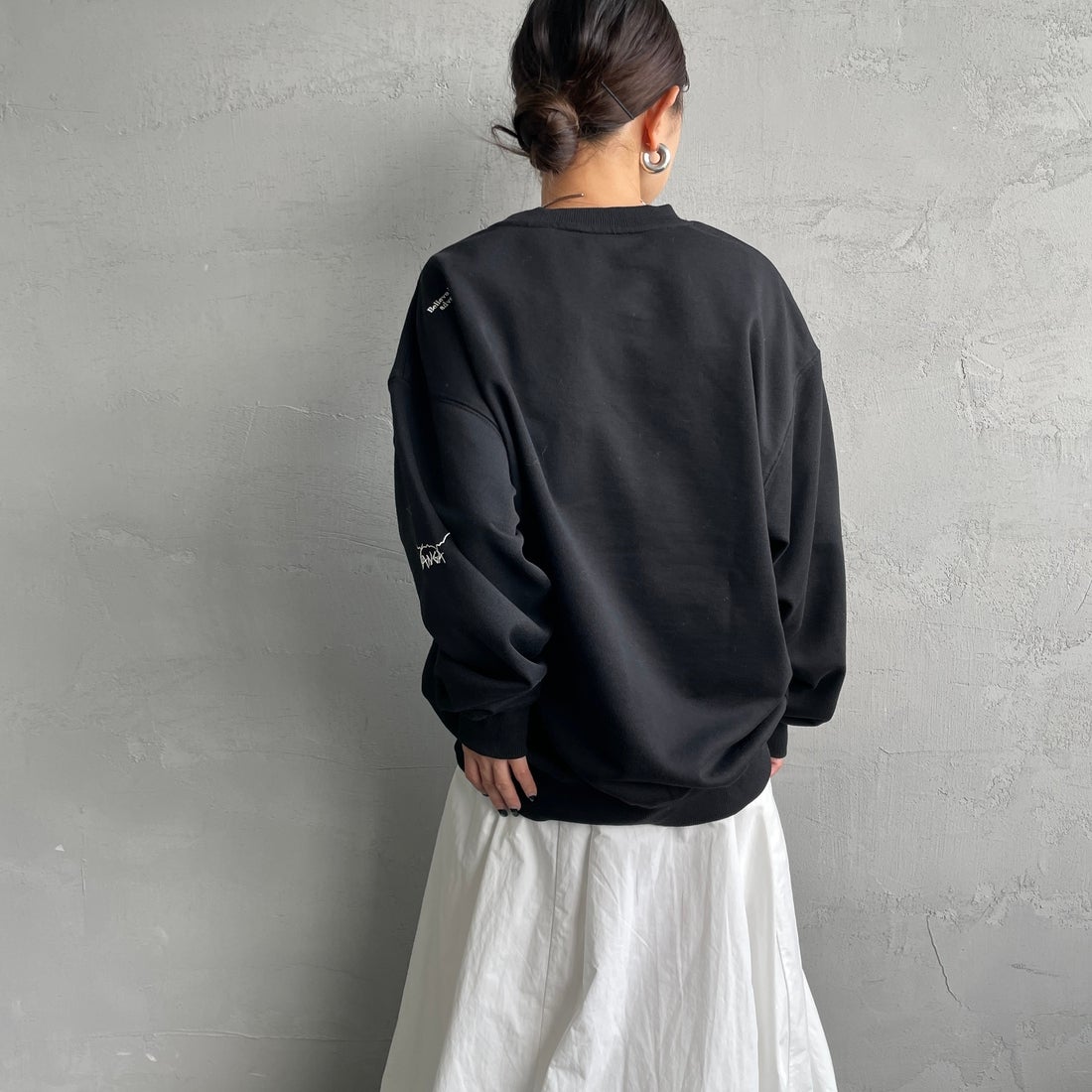 JEANSFACTORY × NANGA [ジーンズファクトリー × ナンガ] 別注 ワンポイントロゴ刺繍 ジップポケットスウェット [NW2503-JF] BLACK &&モデル身長：150cm 着用サイズ：S&&