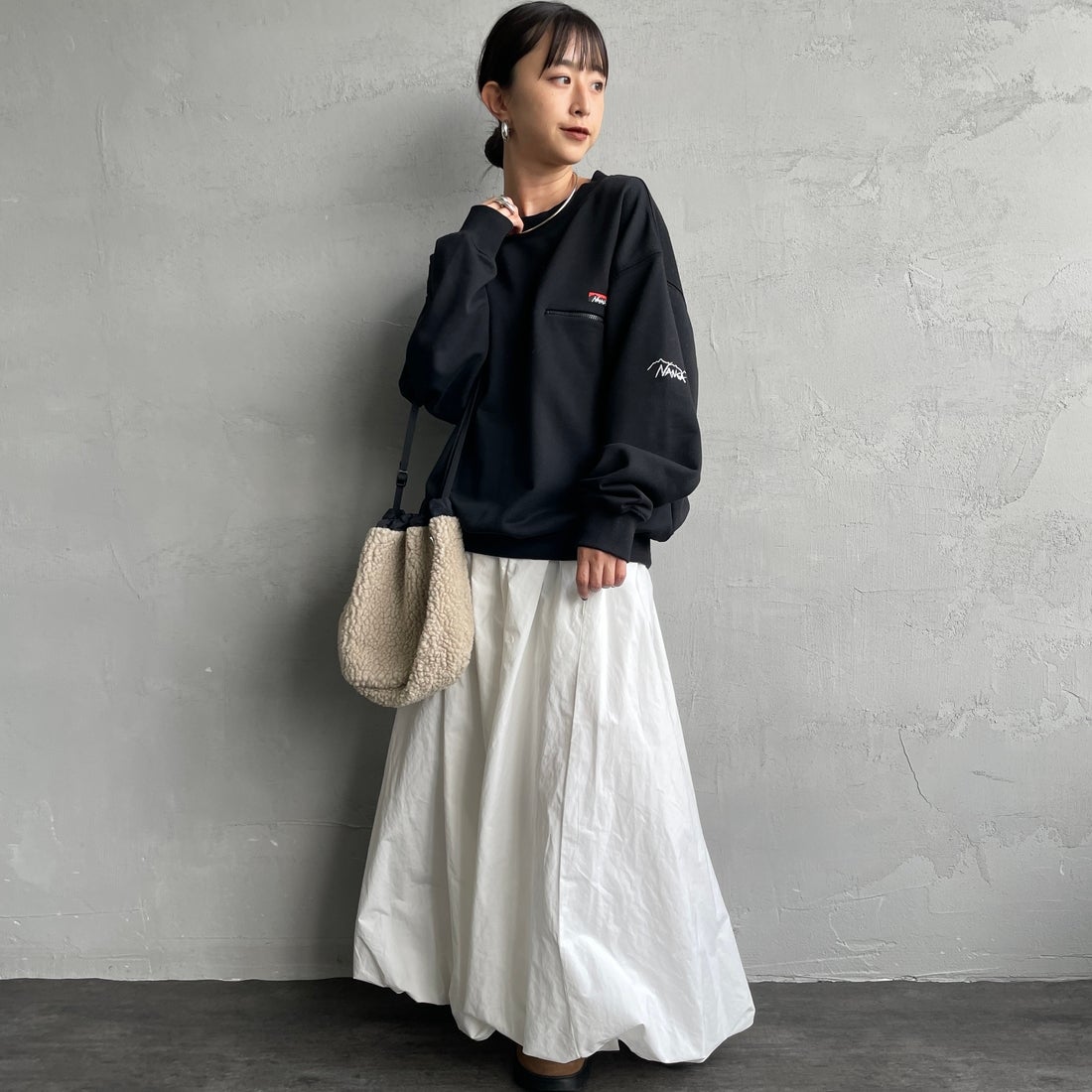 JEANSFACTORY × NANGA [ジーンズファクトリー × ナンガ] 別注 ワンポイントロゴ刺繍 ジップポケットスウェット [NW2503-JF] BLACK &&モデル身長：150cm 着用サイズ：S&&