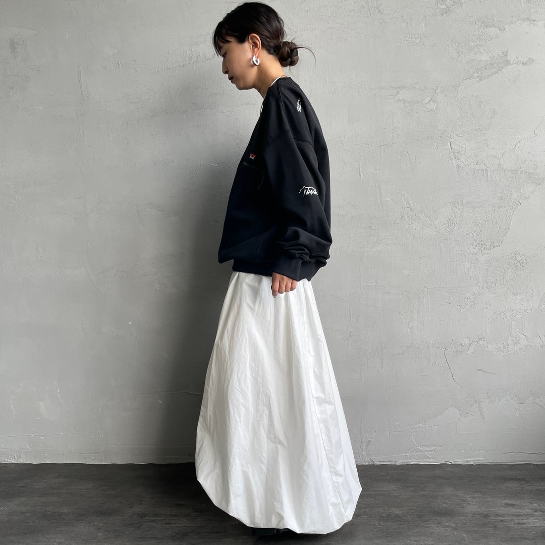 JEANSFACTORY × NANGA [ジーンズファクトリー × ナンガ] 別注 ワンポイントロゴ刺繍 ジップポケットスウェット [NW2503-JF] BLACK &&モデル身長：150cm 着用サイズ：S&&