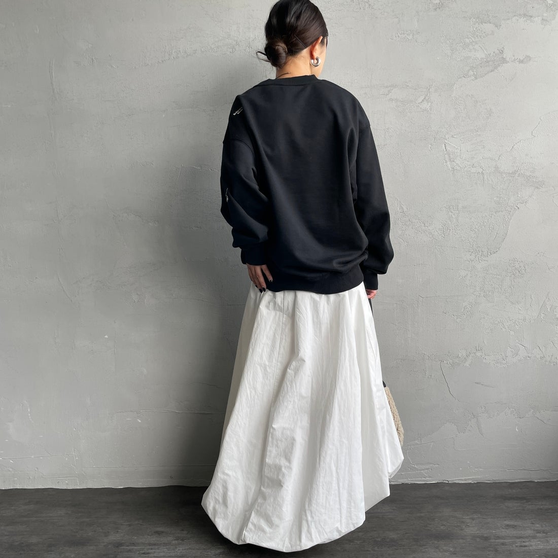 JEANSFACTORY × NANGA [ジーンズファクトリー × ナンガ] 別注 ワンポイントロゴ刺繍 ジップポケットスウェット [NW2503-JF] BLACK &&モデル身長：150cm 着用サイズ：S&&