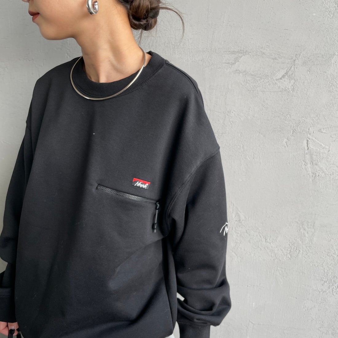 JEANSFACTORY × NANGA [ジーンズファクトリー × ナンガ] 別注 ワンポイントロゴ刺繍 ジップポケットスウェット [NW2503-JF] BLACK &&モデル身長：150cm 着用サイズ：S&&