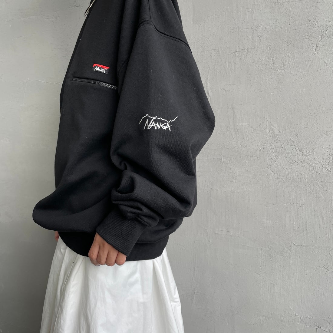 JEANSFACTORY × NANGA [ジーンズファクトリー × ナンガ] 別注 ワンポイントロゴ刺繍 ジップポケットスウェット [NW2503-JF] BLACK &&モデル身長：150cm 着用サイズ：S&&