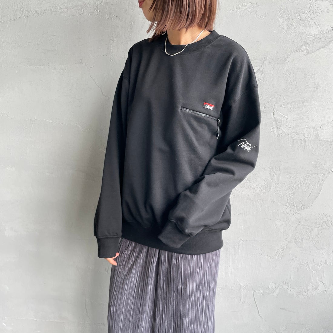 JEANSFACTORY × NANGA [ジーンズファクトリー × ナンガ] 別注 ワンポイントロゴ刺繍 ジップポケットスウェット [NW2503-JF] BLACK &&モデル身長：159cm 着用サイズ：S&&