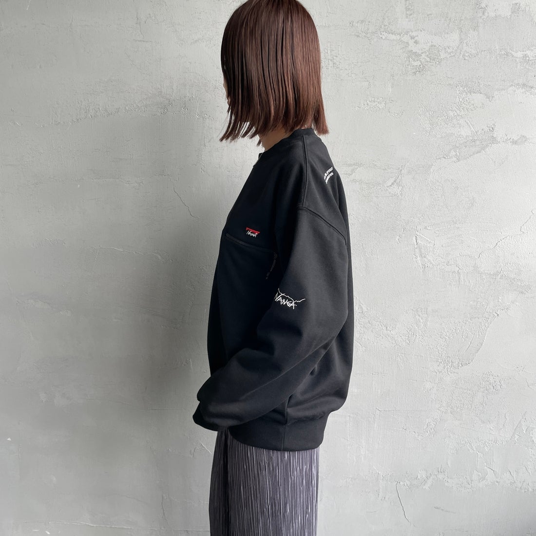 JEANSFACTORY × NANGA [ジーンズファクトリー × ナンガ] 別注 ワンポイントロゴ刺繍 ジップポケットスウェット [NW2503-JF] BLACK &&モデル身長：159cm 着用サイズ：S&&