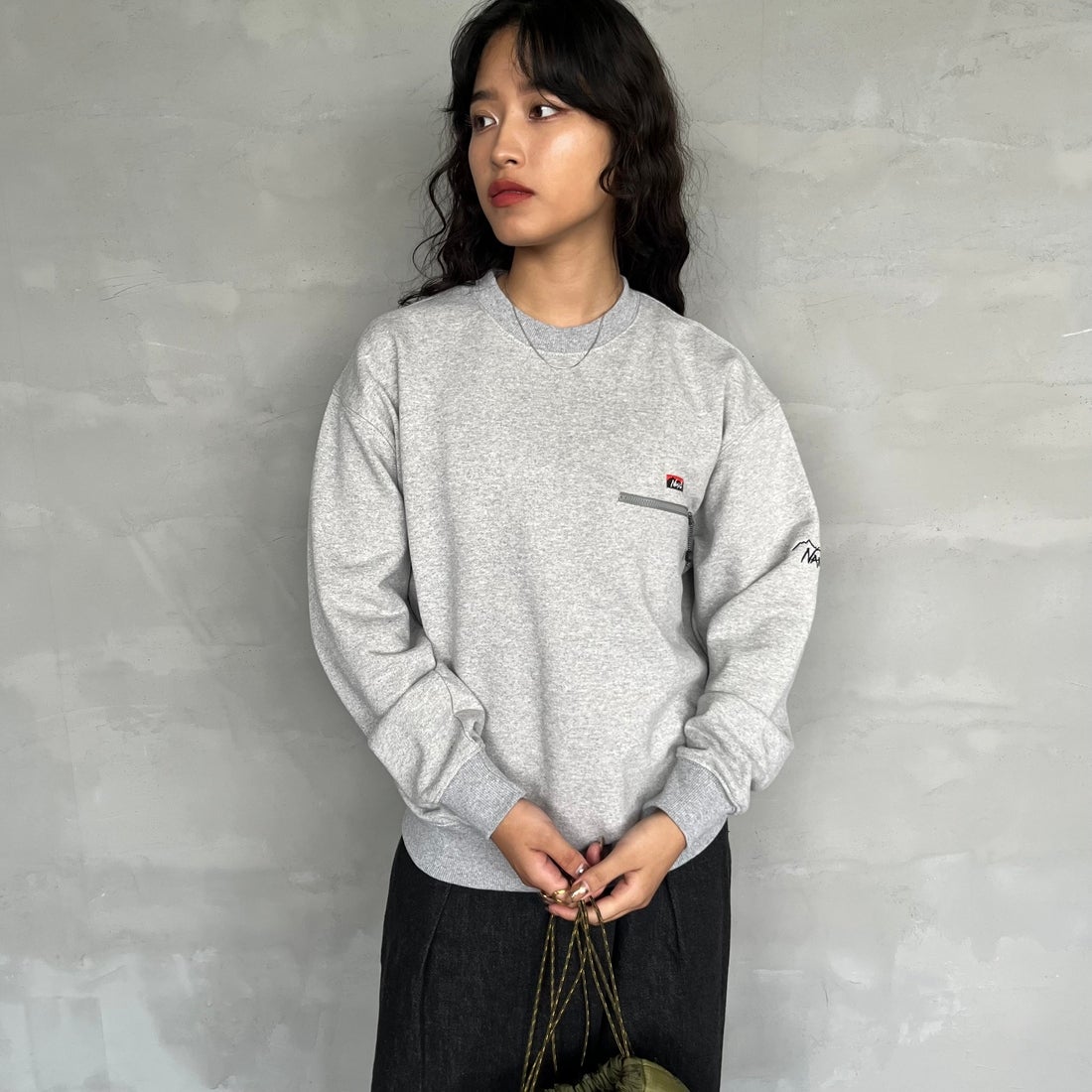 JEANSFACTORY × NANGA [ジーンズファクトリー × ナンガ] 別注 ワンポイントロゴ刺繍 ジップポケットスウェット [NW2503-JF] GRAY &&モデル身長：162cm 着用サイズ：S&&