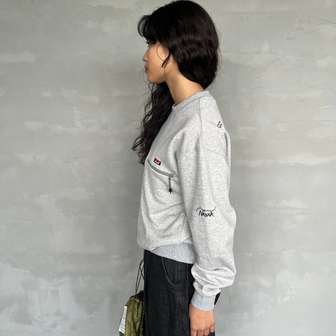 JEANSFACTORY × NANGA [ジーンズファクトリー × ナンガ] 別注 ワンポイントロゴ刺繍 ジップポケットスウェット [NW2503-JF] GRAY &&モデル身長：162cm 着用サイズ：S&&