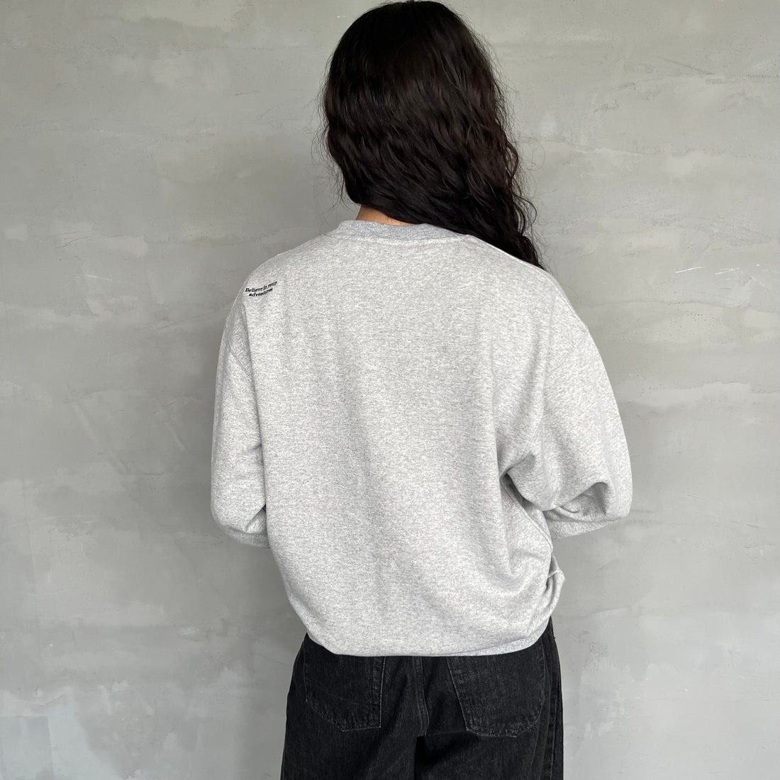 JEANSFACTORY × NANGA [ジーンズファクトリー × ナンガ] 別注 ワンポイントロゴ刺繍 ジップポケットスウェット [NW2503-JF] GRAY &&モデル身長：162cm 着用サイズ：S&&